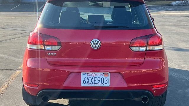 2011-volkswagen-gti-base-pzev-4dr-hatchback-6a-w-sunroof-and-navigation